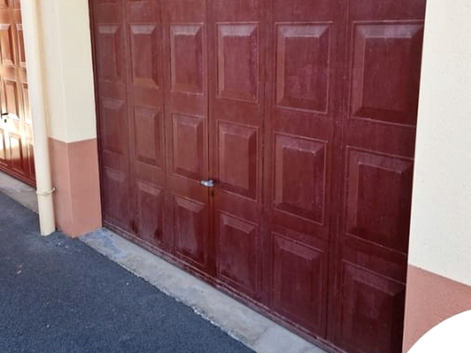 Avant rénovation d'une porte de garage par Peinture Olasso